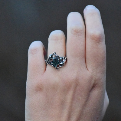 Srebrny Pierścionek z Leśnym Kamieniem